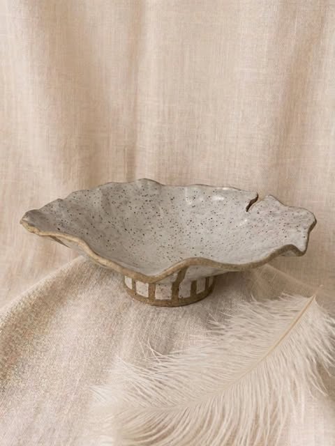 Fruteira de cerâmica clara com bordas orgânicas e base vazada